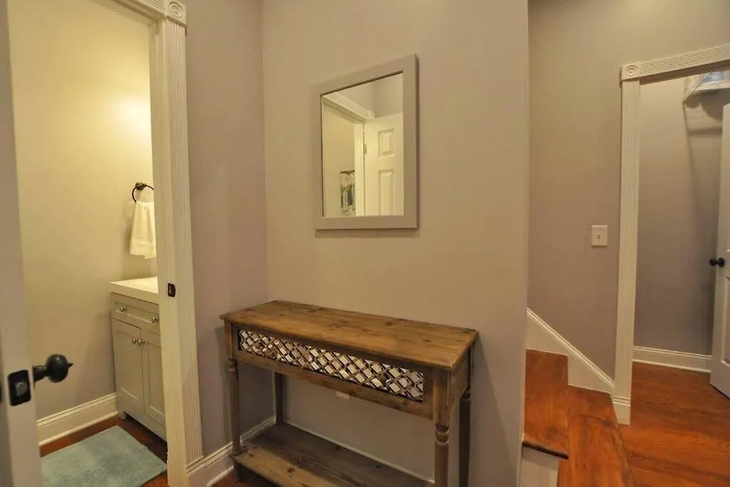 Дом отдыха Housepitality - Franklinton Farmhouse- 4 Bedrooms Колумбус США